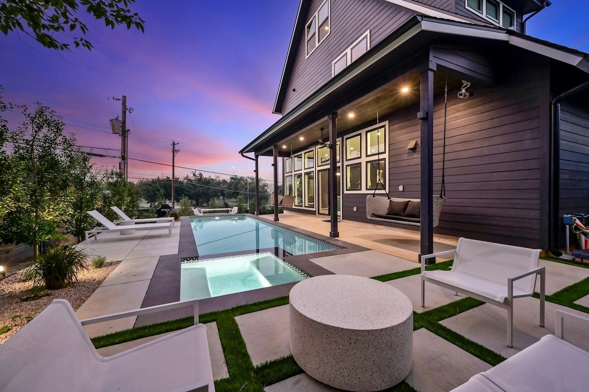 Pool, Lounge + Bar, Projector – Mins to Downtown gallery image 2