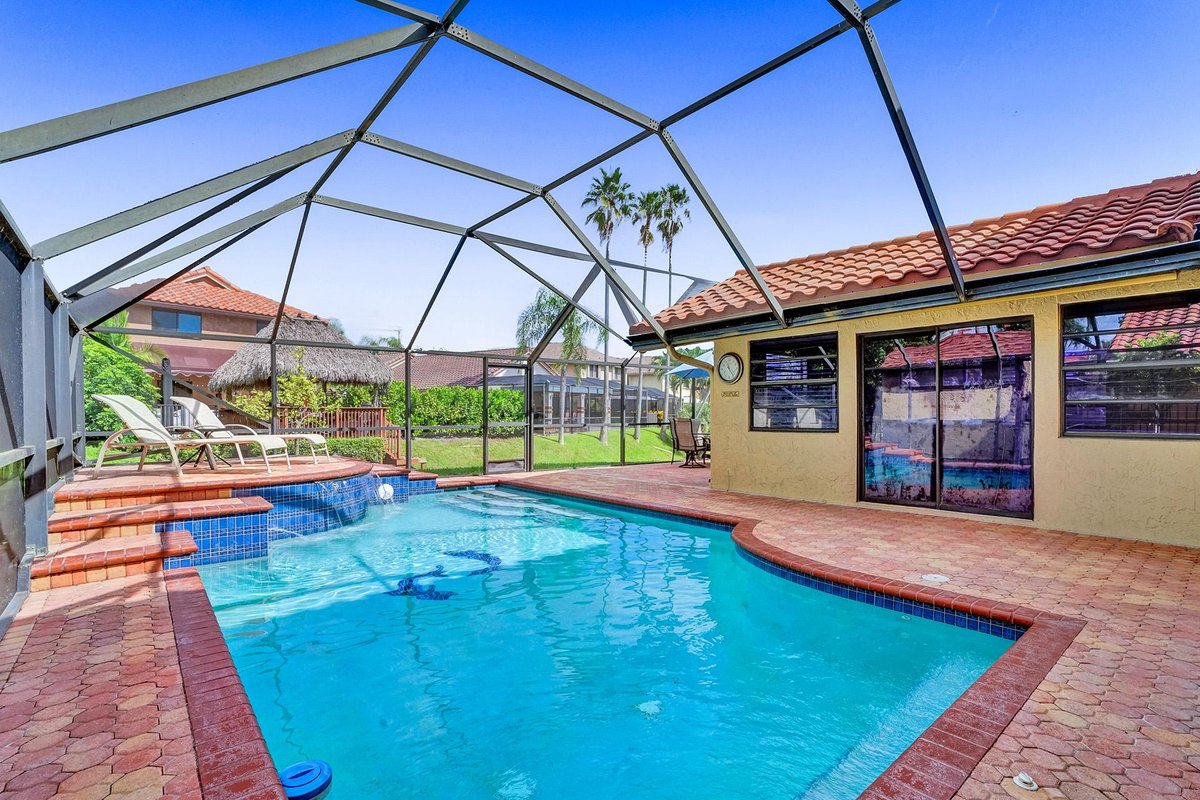 Spacious 4-BR Villa, Heated Pool & Gourmet Kitchen