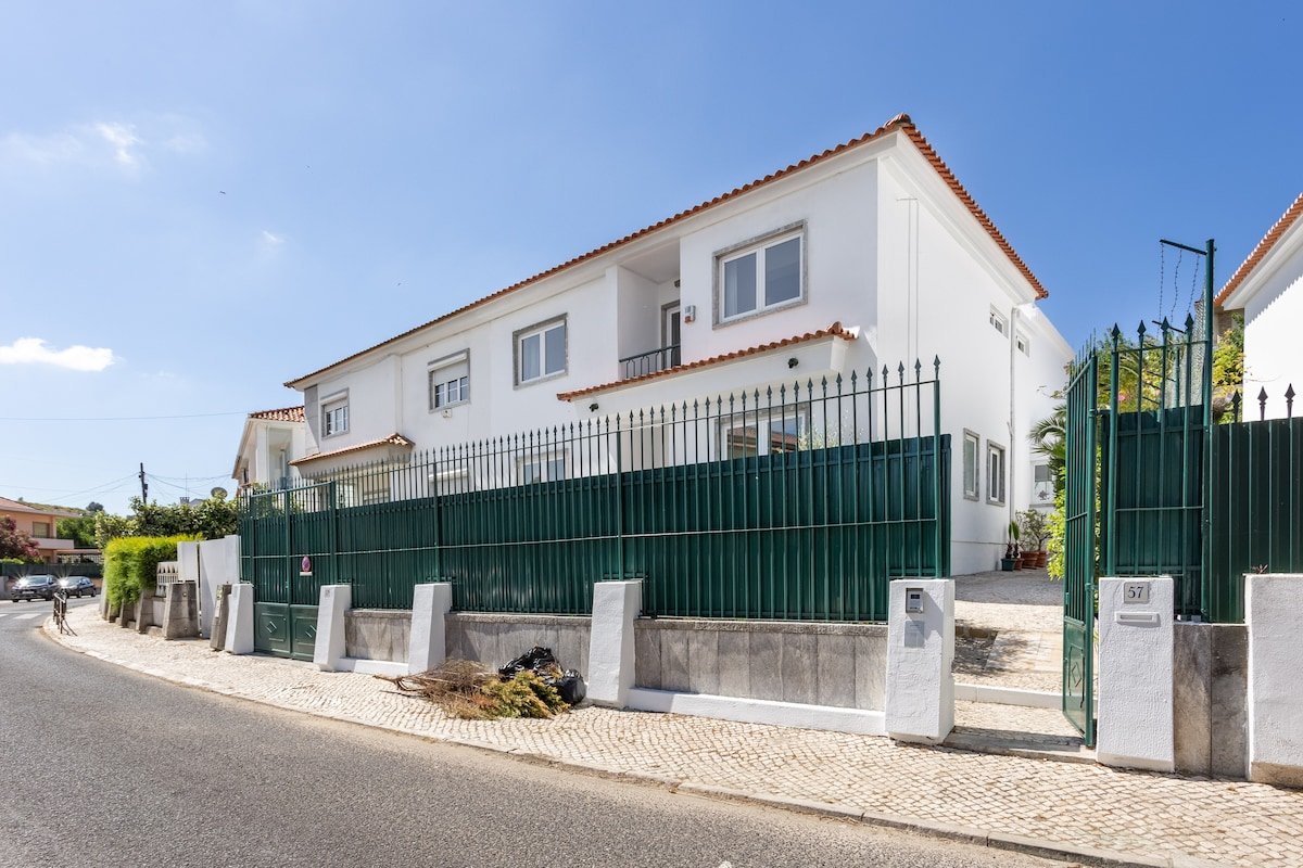 Lx Villa 10m to downtown, 14 ppl, heatable pool gallery image 3