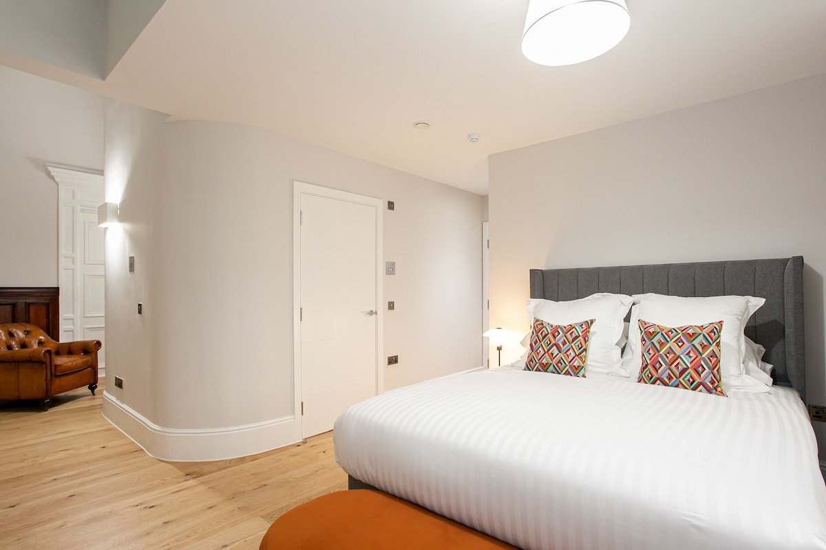 Unique City Centre Luxury Three Bed Apartment gallery image 5