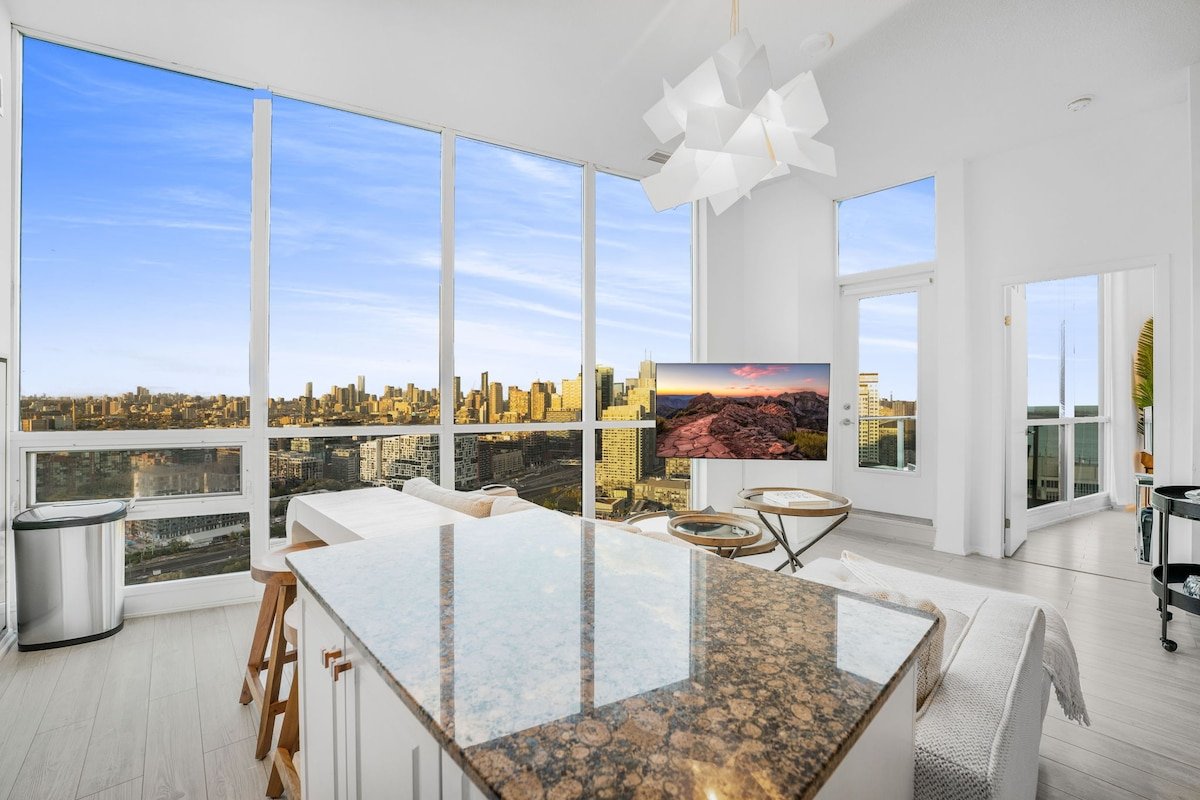 Penthouse Corner Suite w/ Panoramic 12 FT Windows gallery image 2