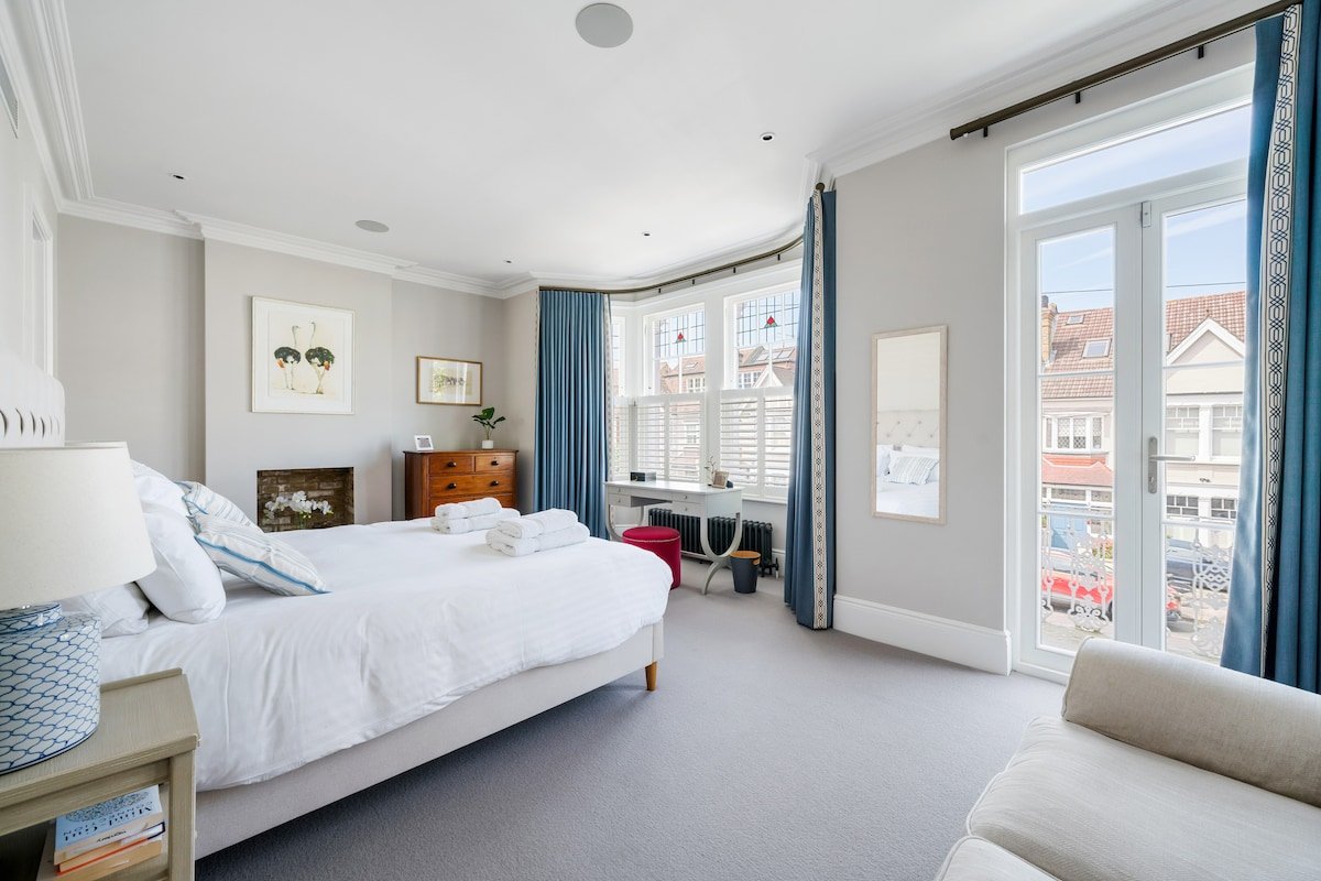 Enjoy 4 floors of modern luxury nr River Thames gallery image 4