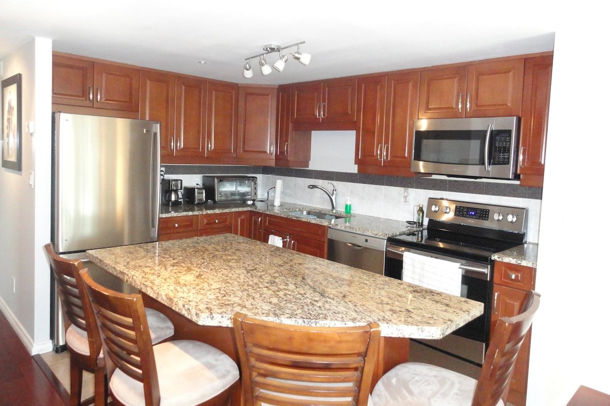 Home Theatre in the Air-Conditioned Suite Sixteen gallery image 2