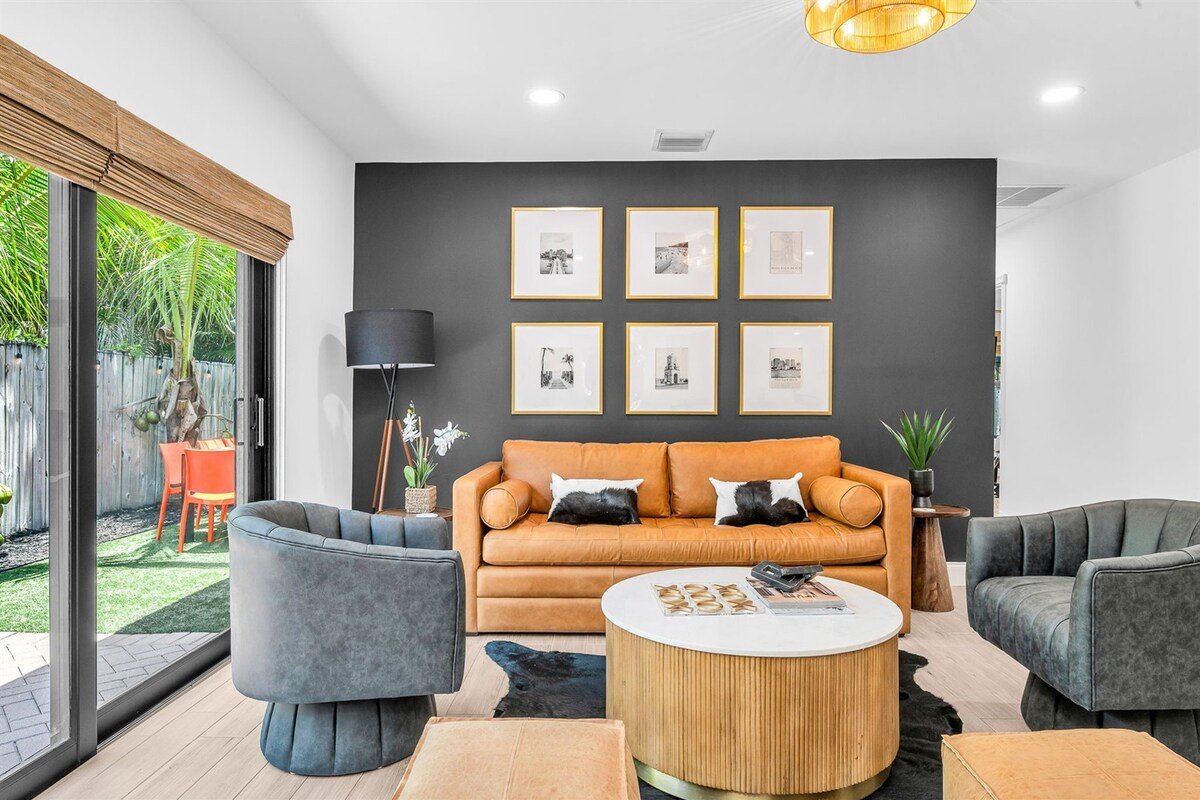 Modern Deluxe Palm Beach Coco Villa & Pool Bar! gallery image 4