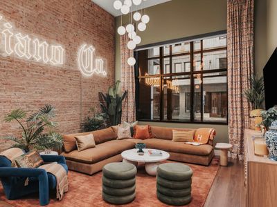 Starr Piano: Roxie Suite – Walk to Broadway!