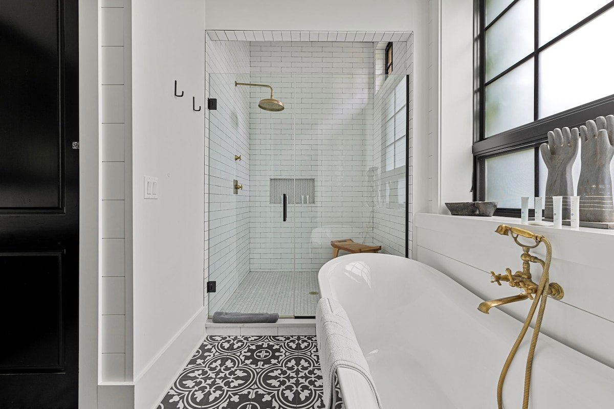 Landmark Home 1 Blk from Lk MI w/Game Rm + EV Chgr gallery image 5