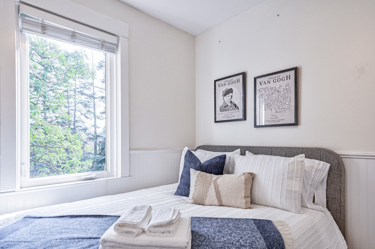 Dec Deal/Toronto 4bdrs/Greektown/3 Parkings/Foodie gallery image 4