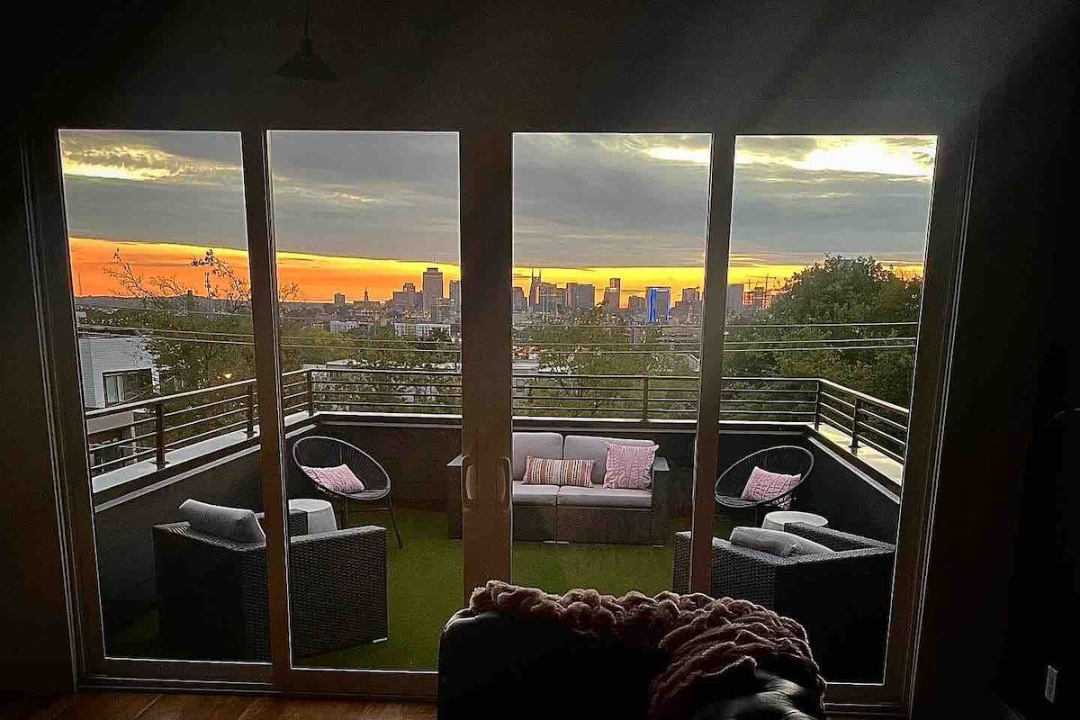 519 Music City~Luxury + Mural + 360 Rooftop Views! gallery image 4