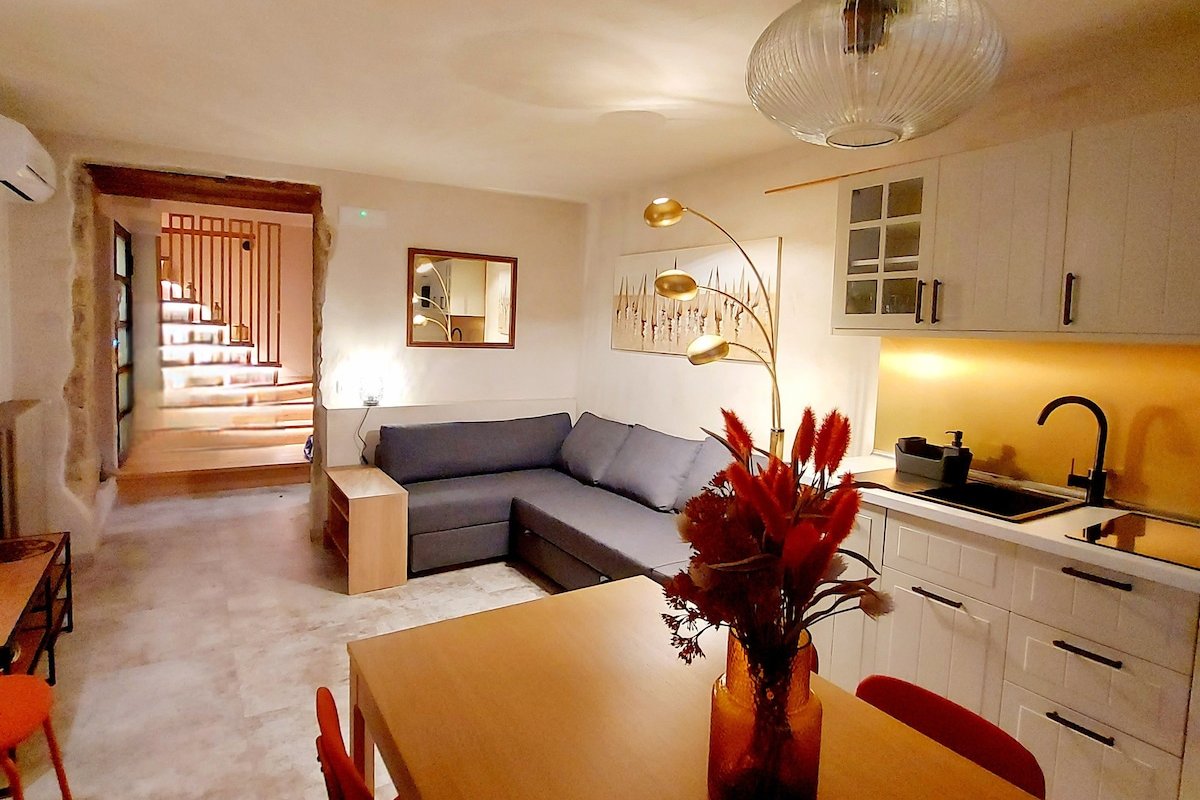 Luxury ALCoVA on 2 floor in historical center gallery image 2