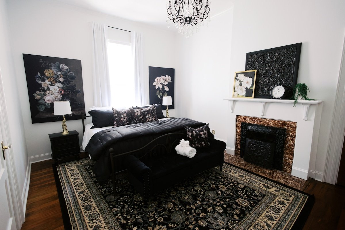 Luxury Vintage Victorian! 10 Beds, 8 min-DT, Pets gallery image 5