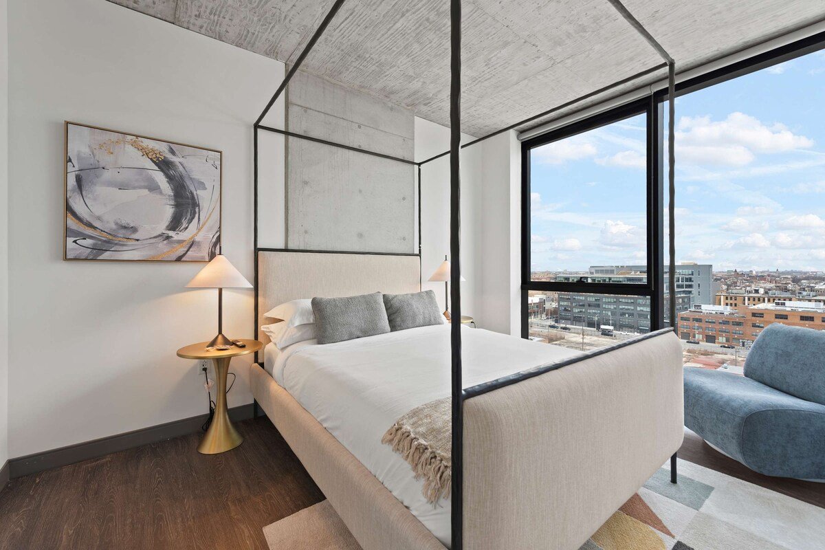 Skyline Views in 3BR Apartment w/ Top Amenities gallery image 4