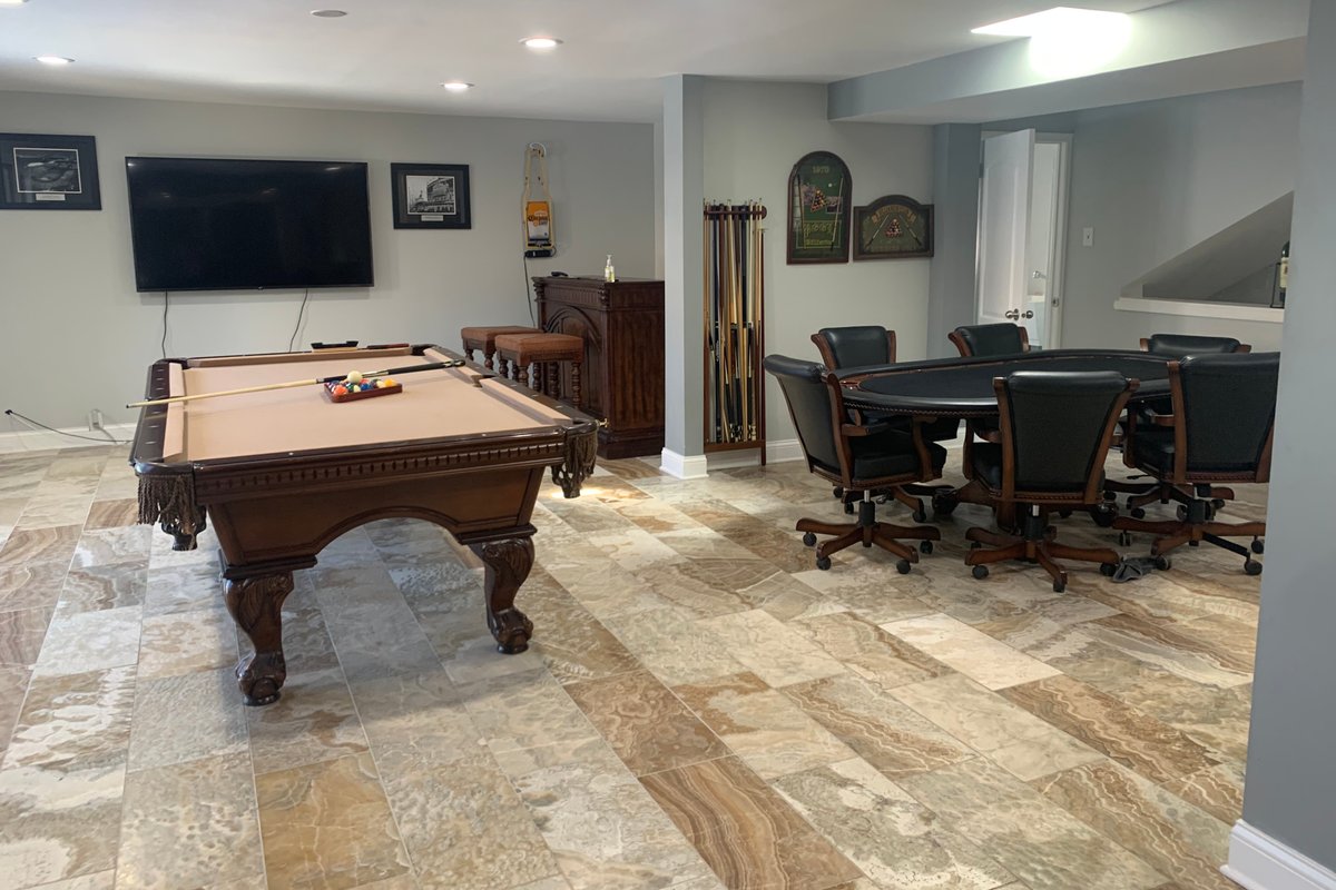 Huge 4 bd/3 bath w/pool table.