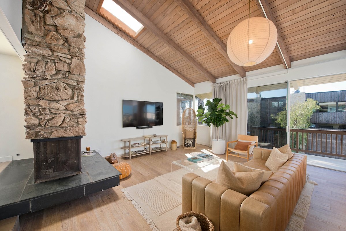 Stylish Beach House*Ocean Views*Parking*Beach Gear gallery image 2