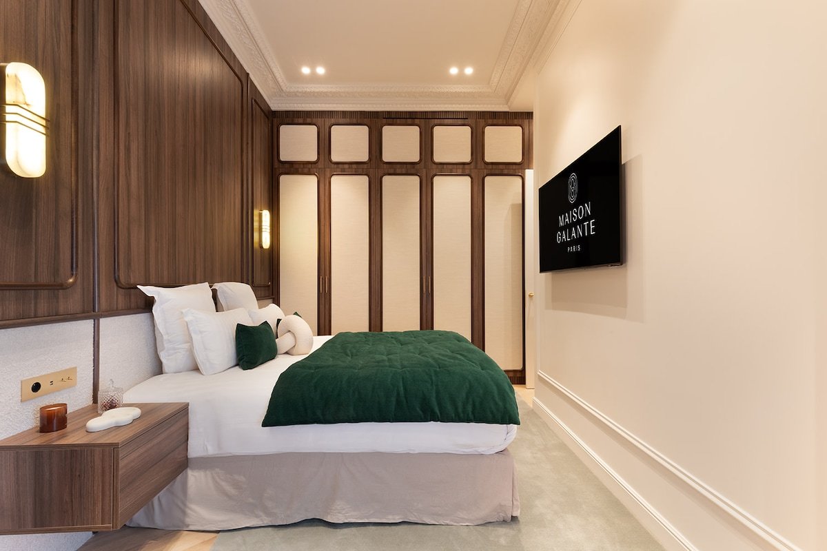 An Exceptional 3-BR/3Ba with Services – Louvre gallery image 4