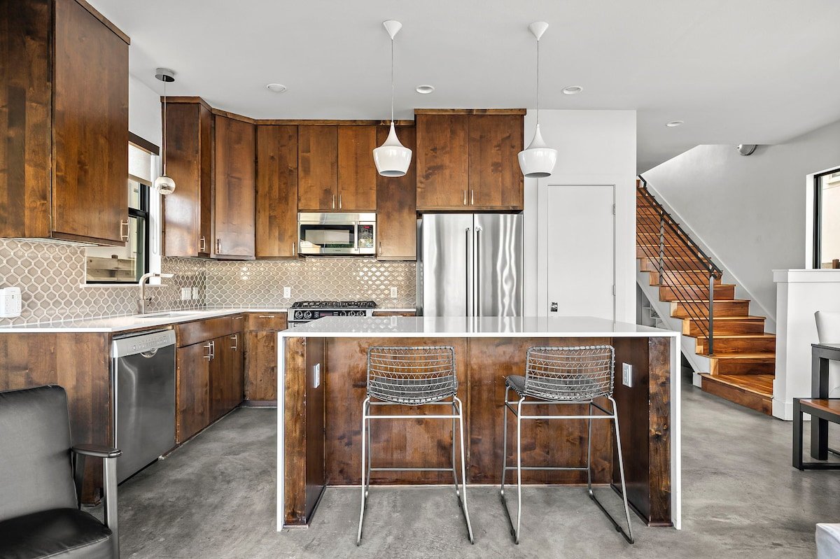 East Austin oasis: perfect bachelor gathering spot gallery image 4