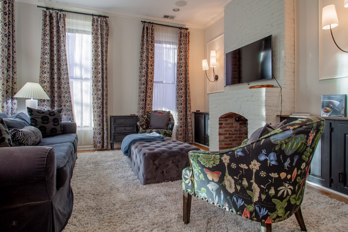 Exceptional Designer Victorian / Near METRO Subway gallery image 4