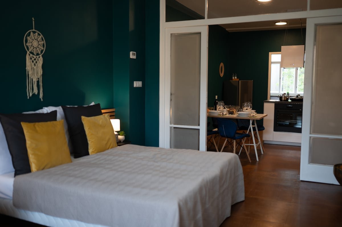 3B Bright & Beautiful:Newly Renovated 3BR Gem gallery image 3