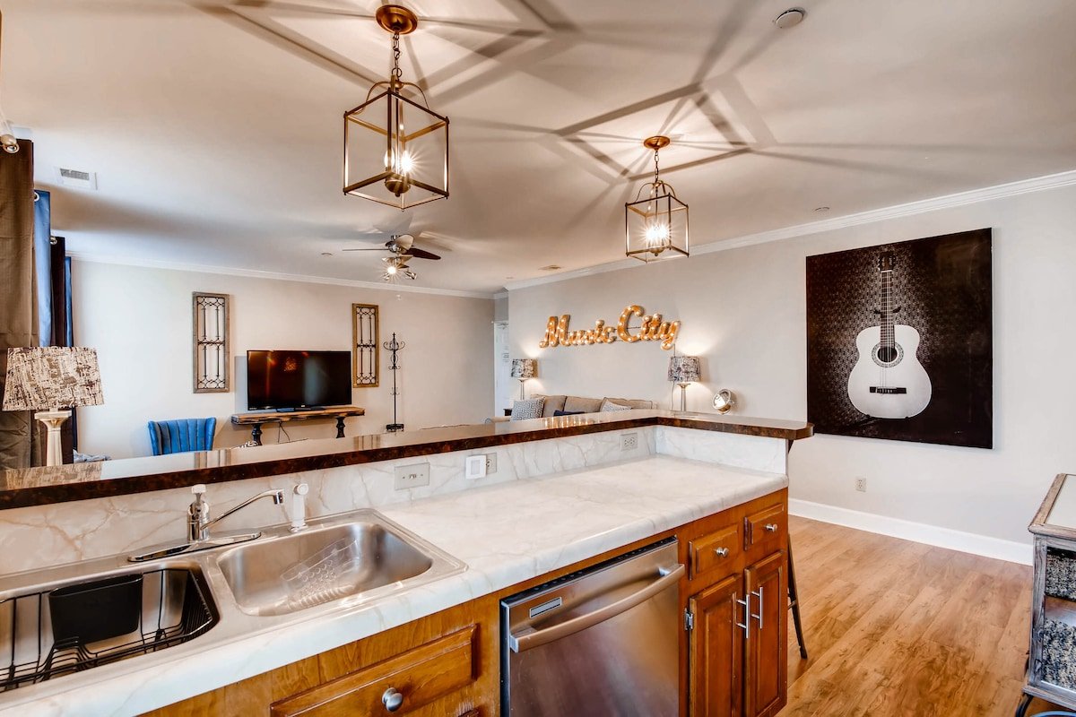 King Beds| WalktoBroad| 2 Bdr | 2 Bath | Pinnacle! gallery image 5