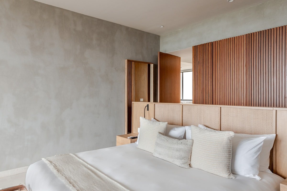 Oceanview Penthouse w/ Dual Infinity Pools gallery image 5