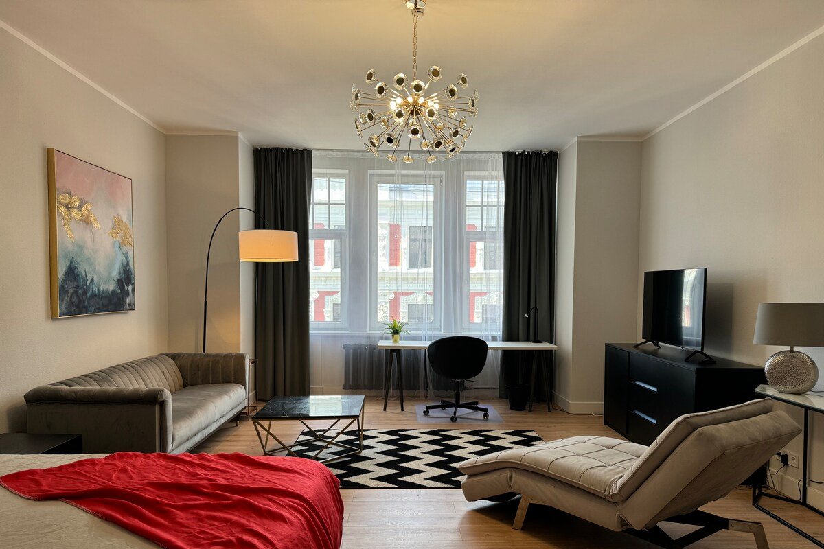 Beautiful, spacious, central 4BR gallery image 2