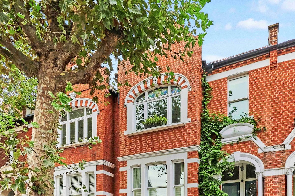 Immaculate Victorian Home – Stylish London Stay gallery image 4