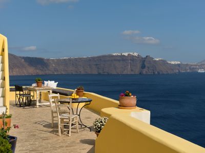 Ilivatos – Elegant Villa on the Caldera’s Edge