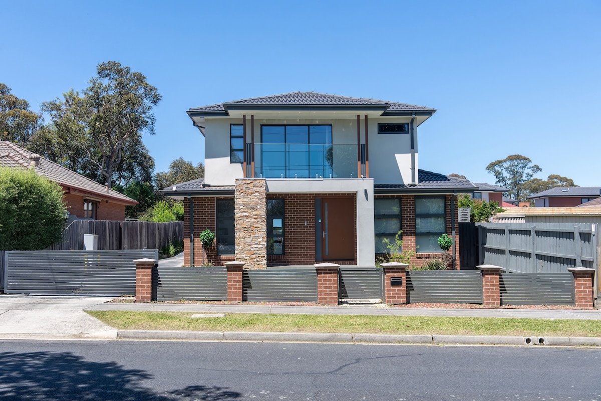 family home w/ NBN+Netflix+workspace+free parking gallery image 2
