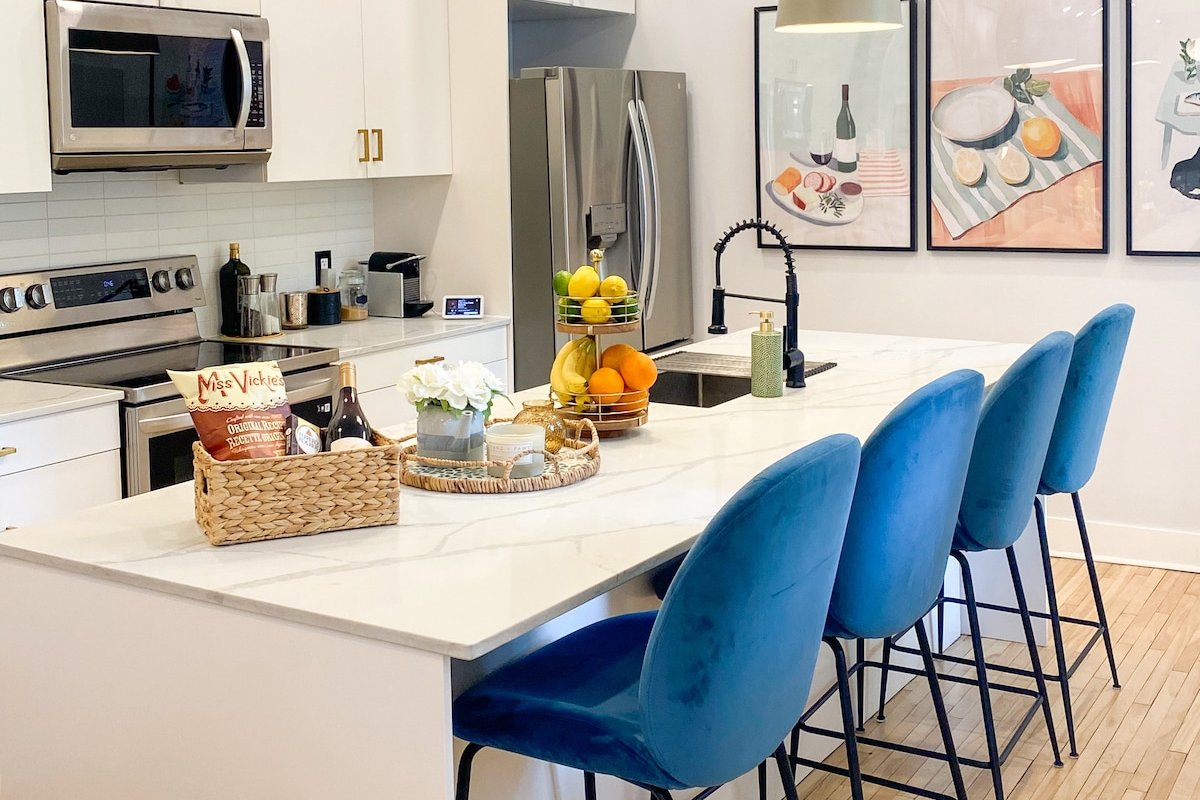 Luxury 3 Bedroom + 2 Parking Downtown gallery image 2