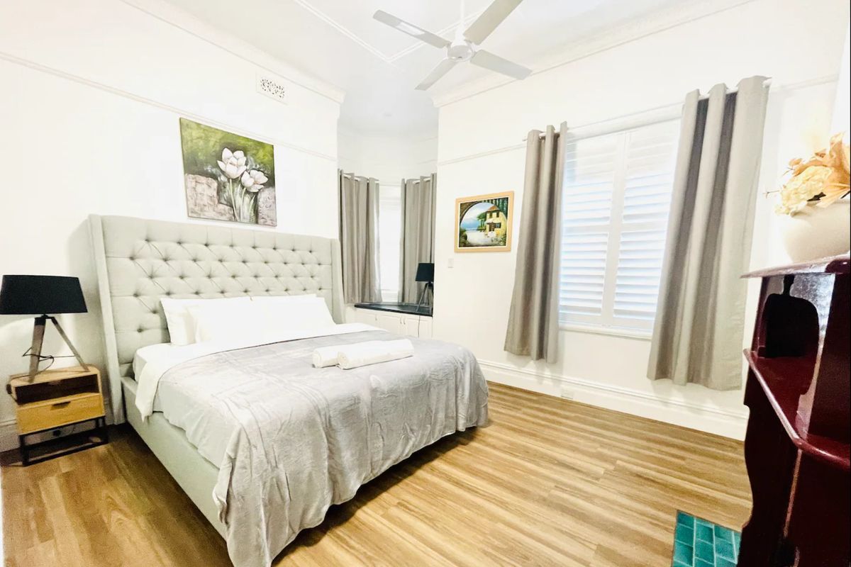 Chatswood 3 bedrooms house (Walk to rail, Parking)