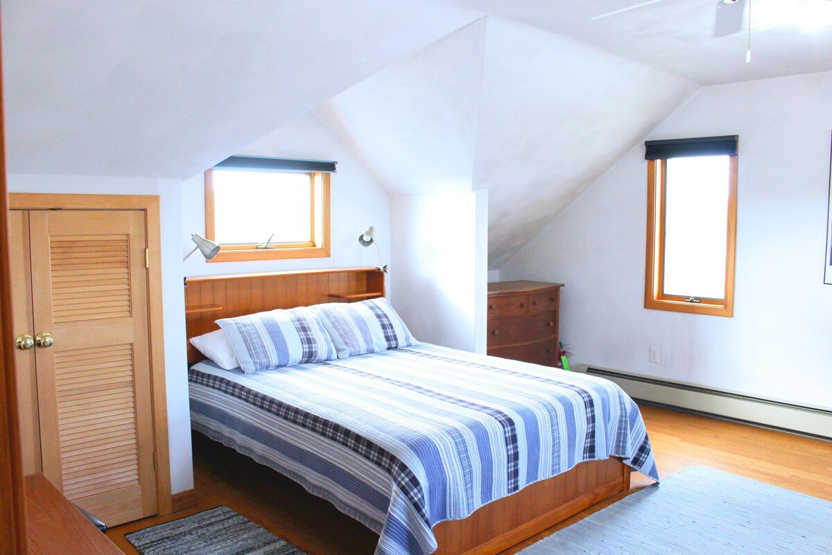 Peaceful Family-Friendly 4 Bedroom on Beacon Hill gallery image 4