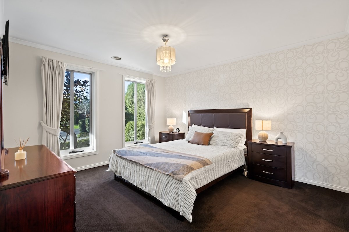 Spacious 4BR House with Cinema, Spa & fireplaces gallery image 5