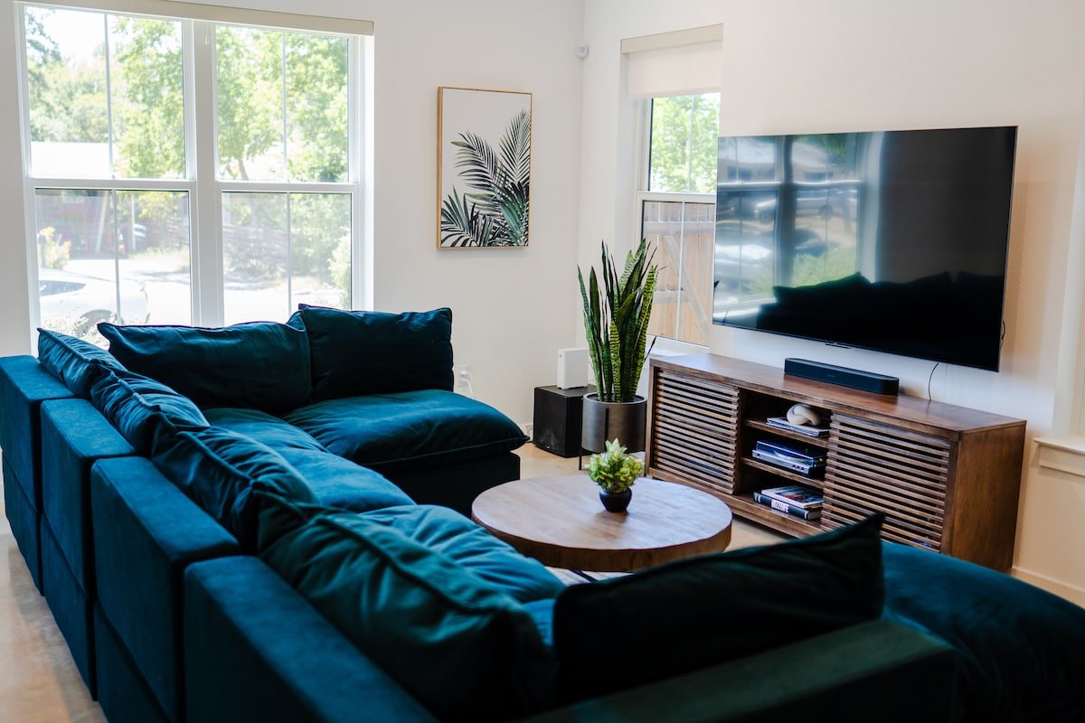 Boho Jungle Mid-century Modern Villa ~10 min to DT gallery image 2