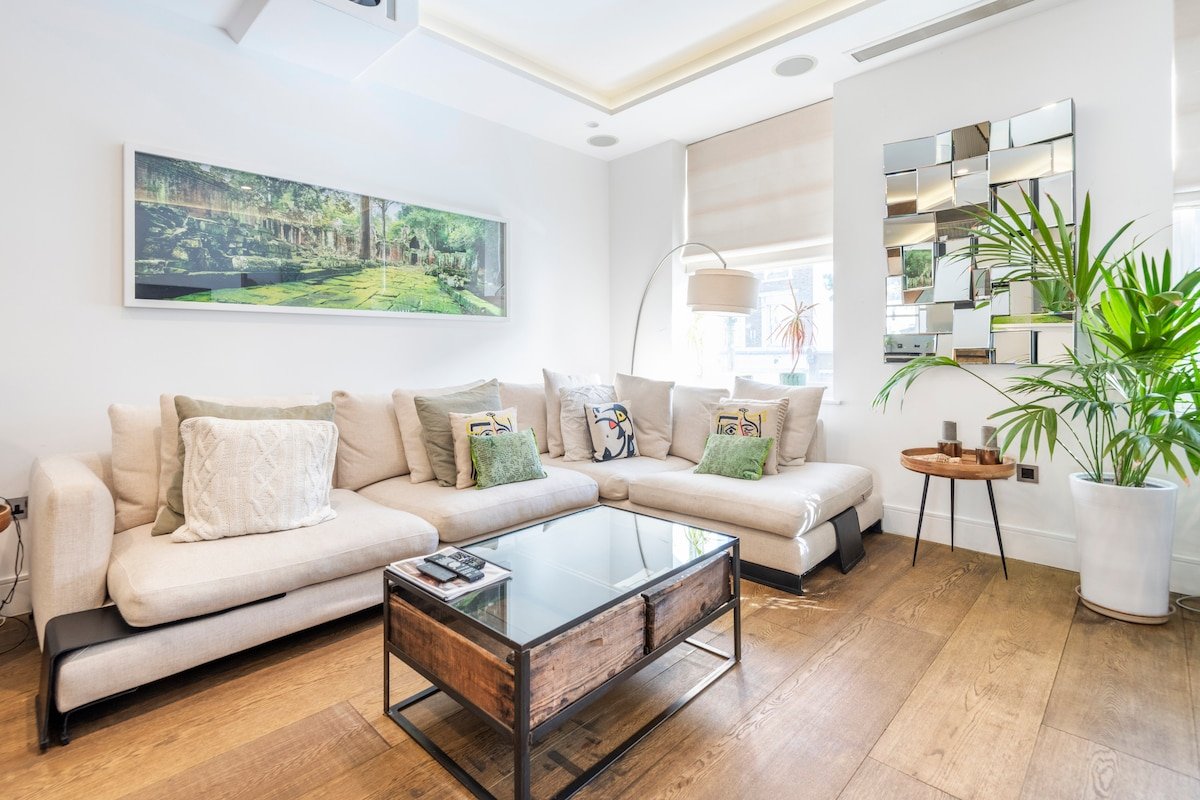 Minimalist Design Townhouse with Rooftop Terrace gallery image 4