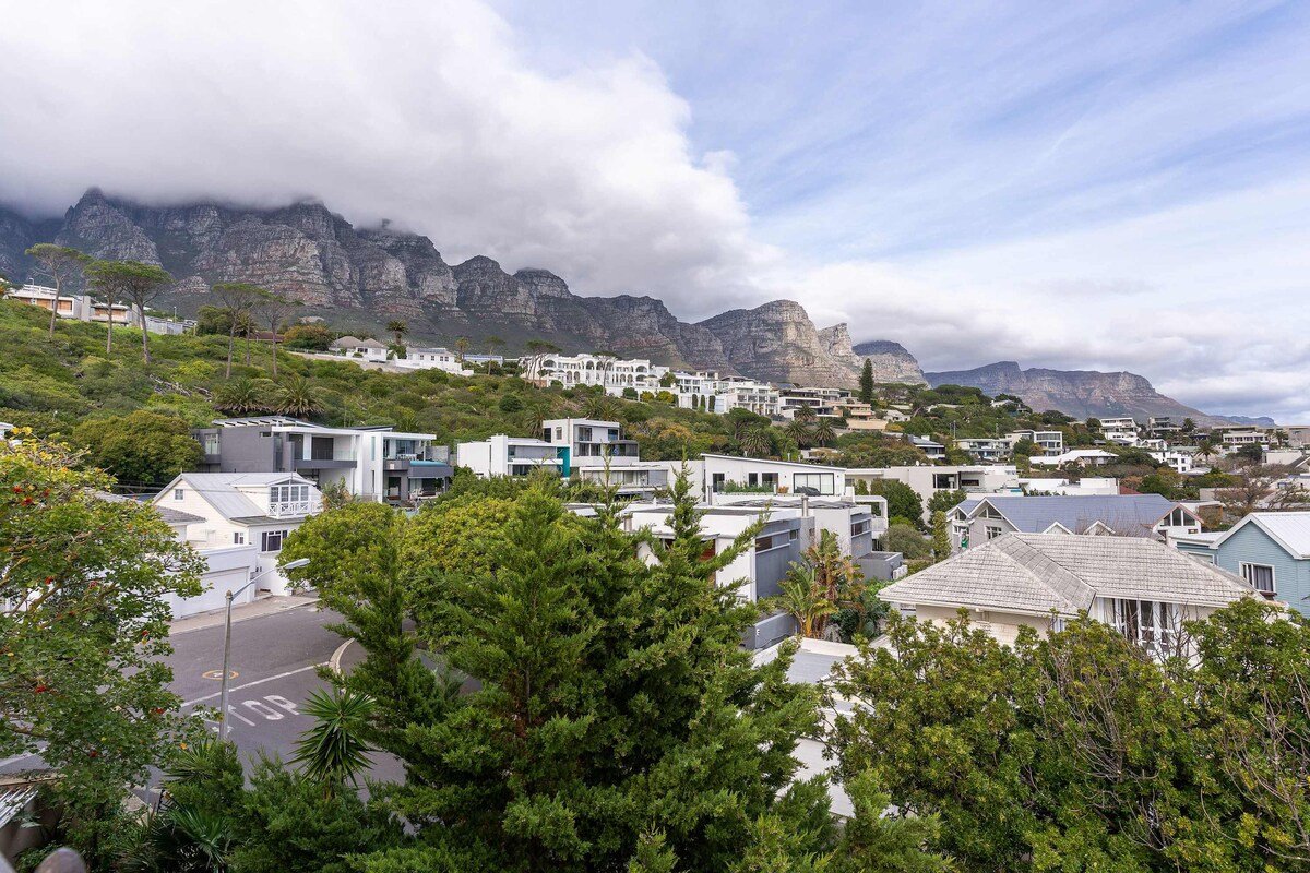 Beachside Villa – 2 minute walk to Camps Bay Beach gallery image 4