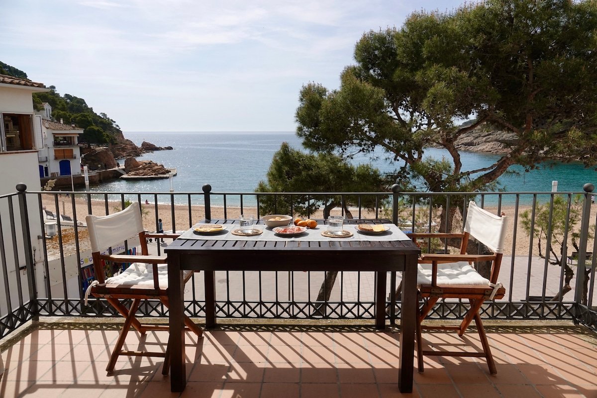 Beautiful beachfront apartment in Tamariu gallery image 4