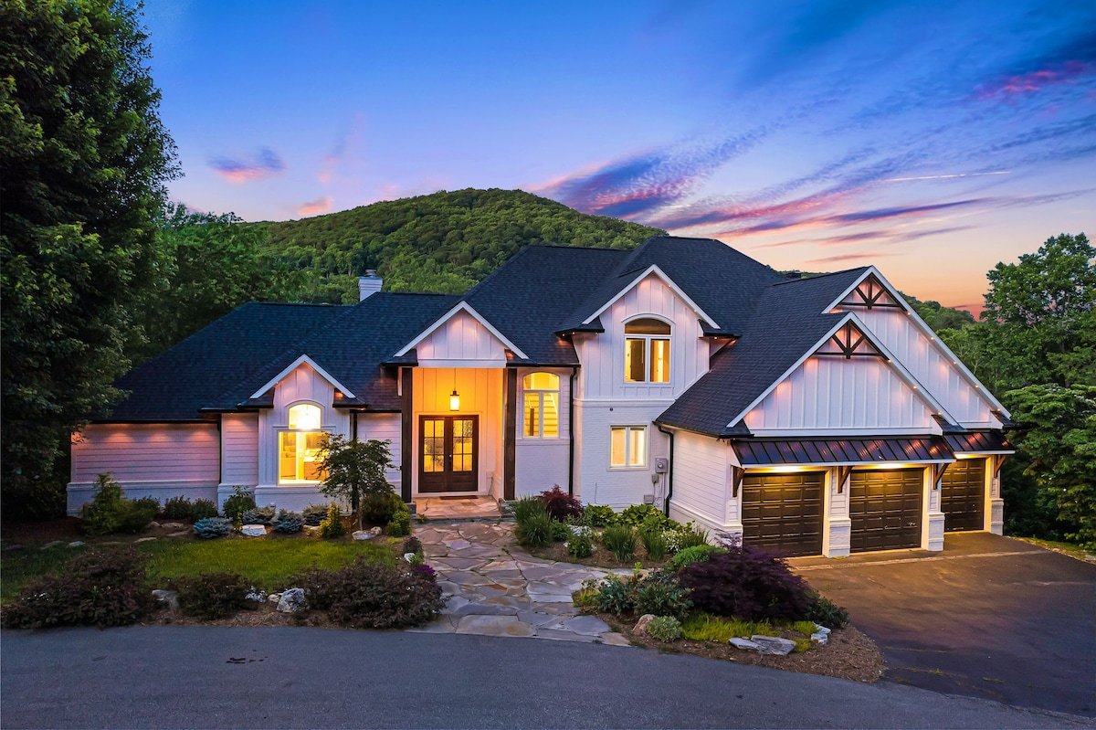 Luxury Retreat w/ Hot Tub,Game Room +Biltmore Pass gallery image 2