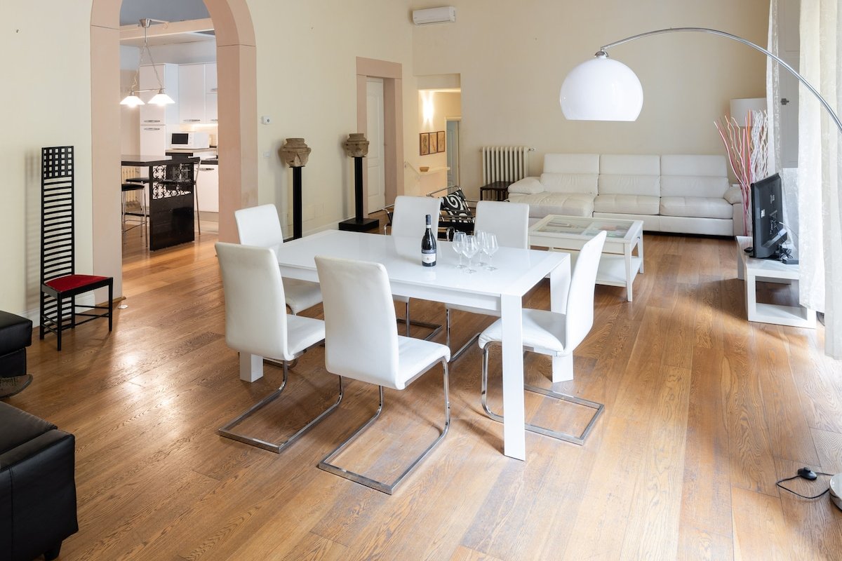 Incredible Frescoed Apartment next to Uffizi gallery image 4