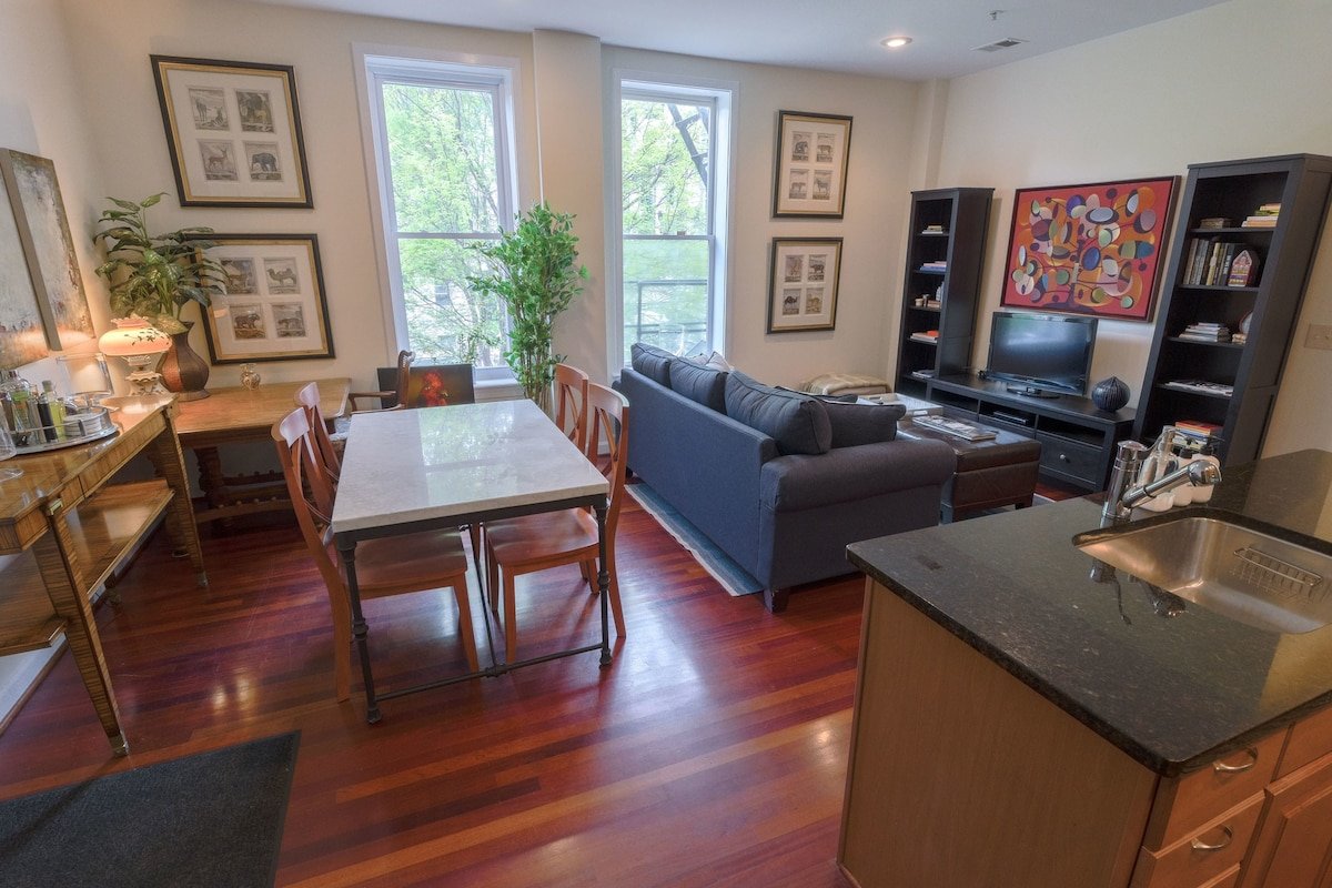 Above Maxwell Wine Bar – Super Central 2Bed 2Bath! gallery image 2