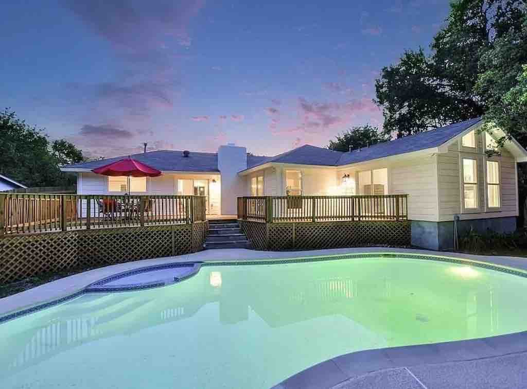 Stunning 4 bedroom private house with POOL! gallery image 2