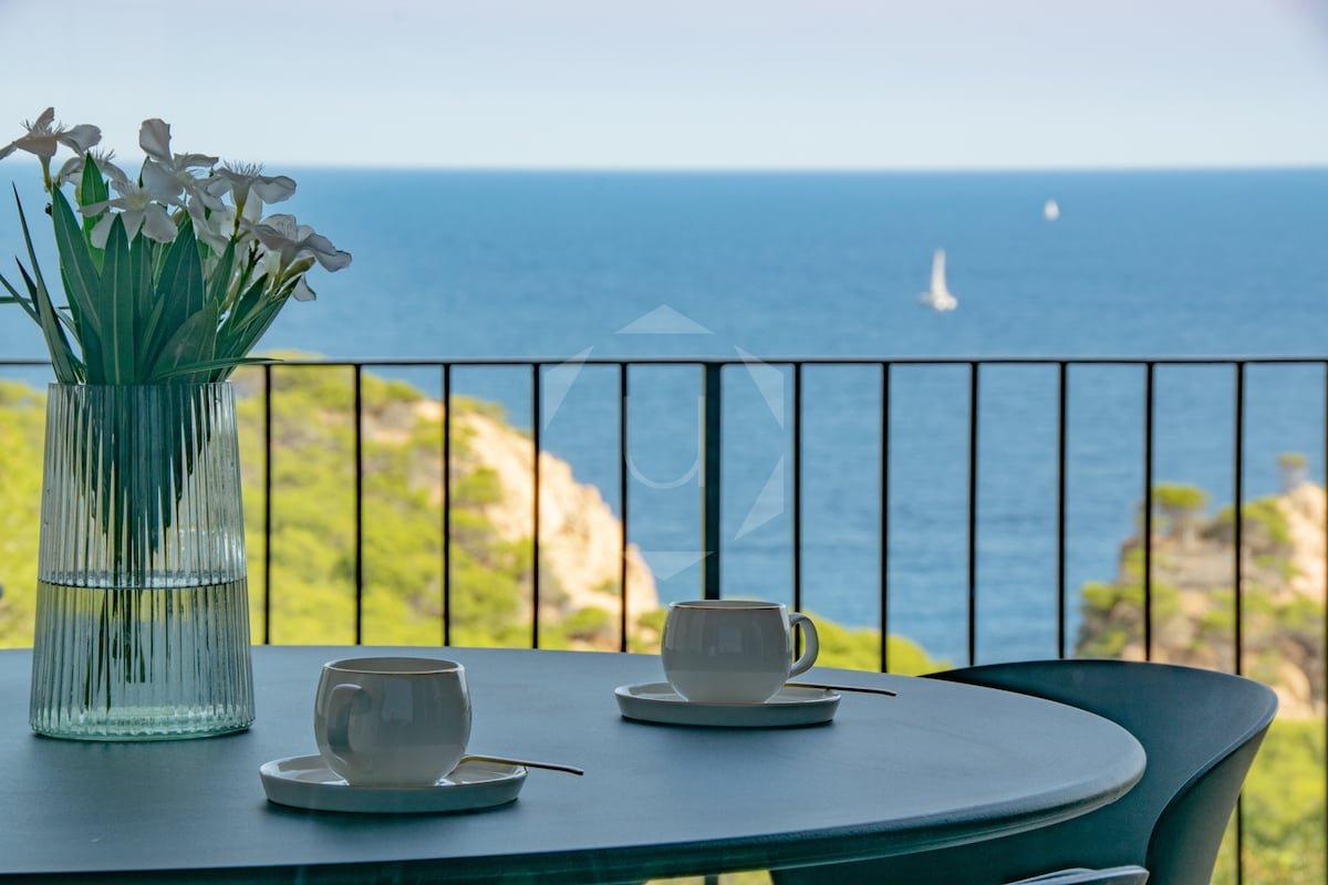 Amazing views, walkable to beach, modern gallery image 2