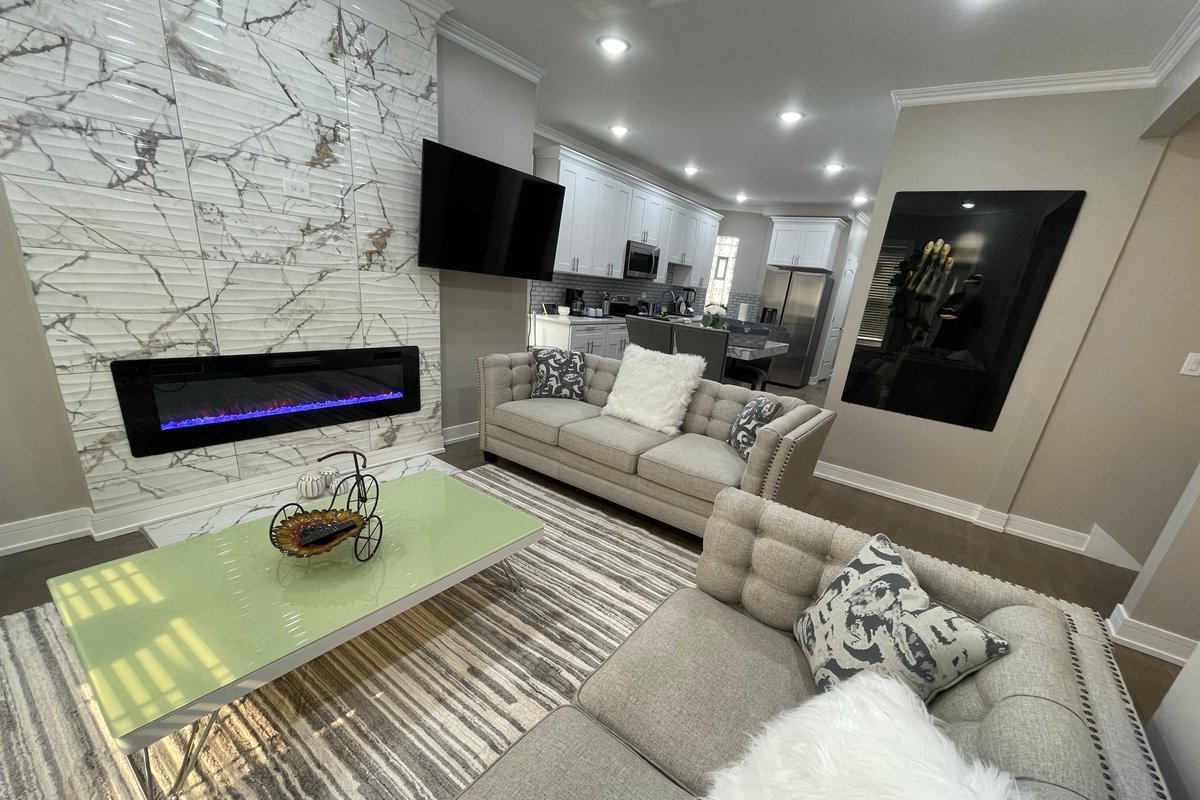 Exec Lux home wth 3 Level,6 Bdrms/3bth & 2 Kitchen