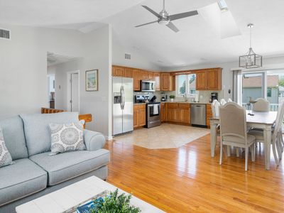 3 Beaches within 2 miles, A/C, Newly Renovated!