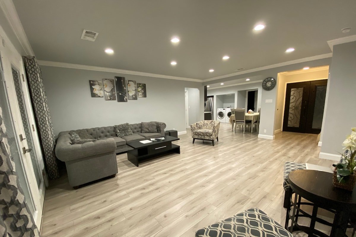 Beautiful One of a kind Home with Pool & Jacuzzi! gallery image 3