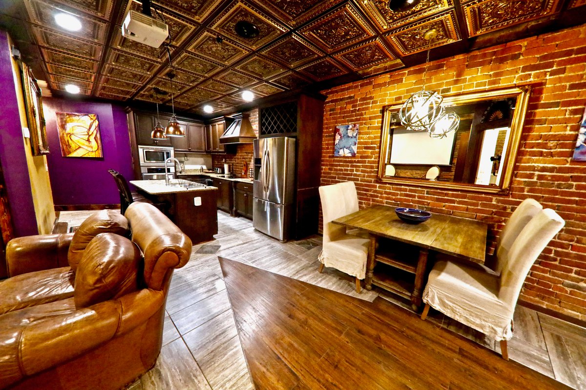 Broadway! 4br/2bth 2500sf Art Gallery/Steam Room