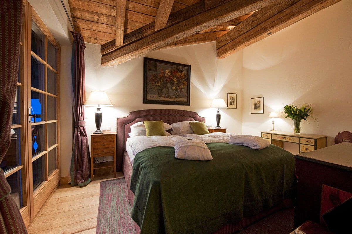 Antoinette gallery image 2