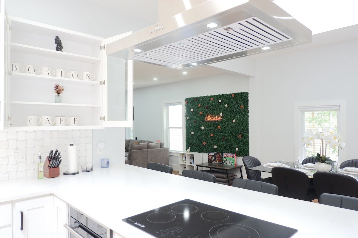 Modern 5BR | Near Subway & Downtown | Free Parking gallery image 3