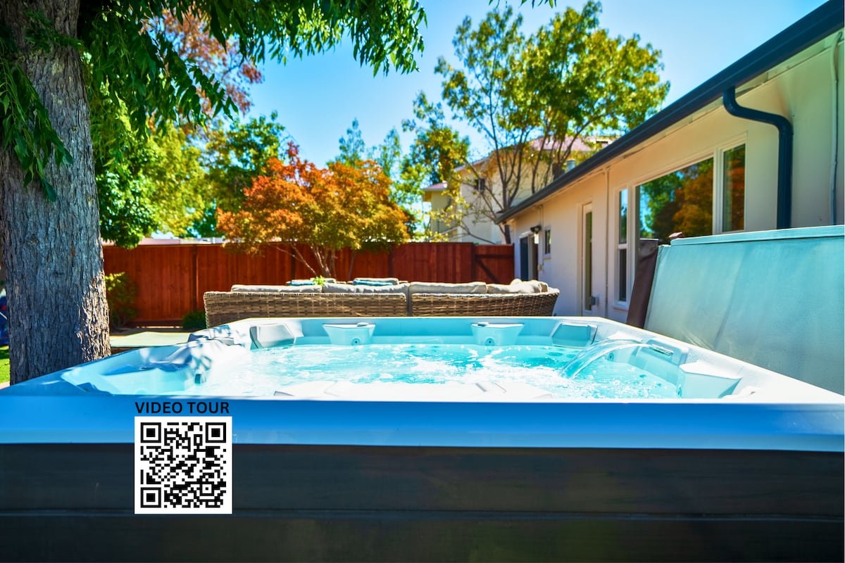 Cheerful 3BR | Bar, Jacuzzi & Kids Treehouse gallery image 2