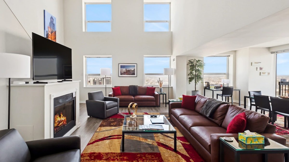 Stunning Views! New Penthouse w/ Pool & Fireplace gallery image 4