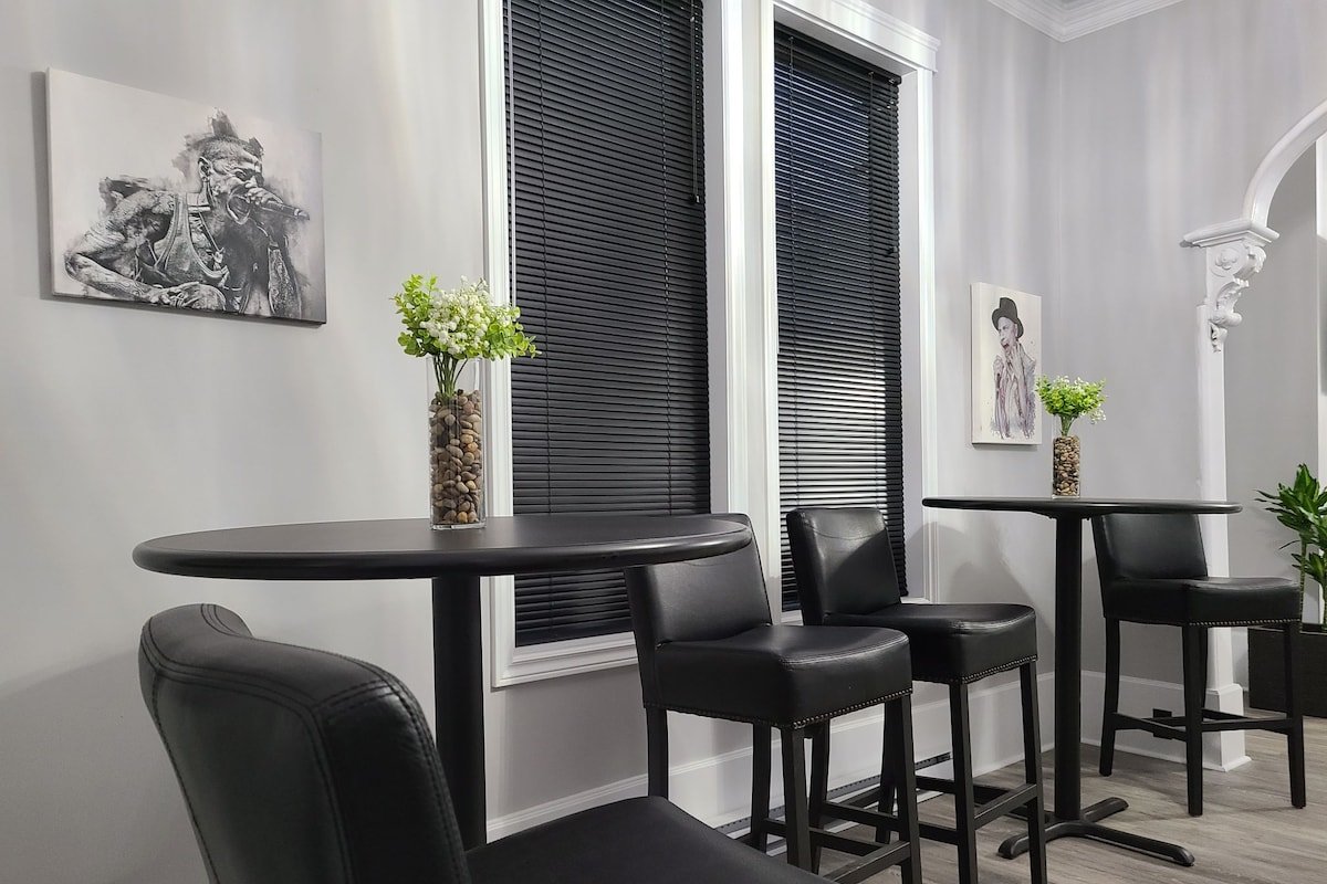 Beautifully Renovated 2 Bedroom Unit -City Central gallery image 4