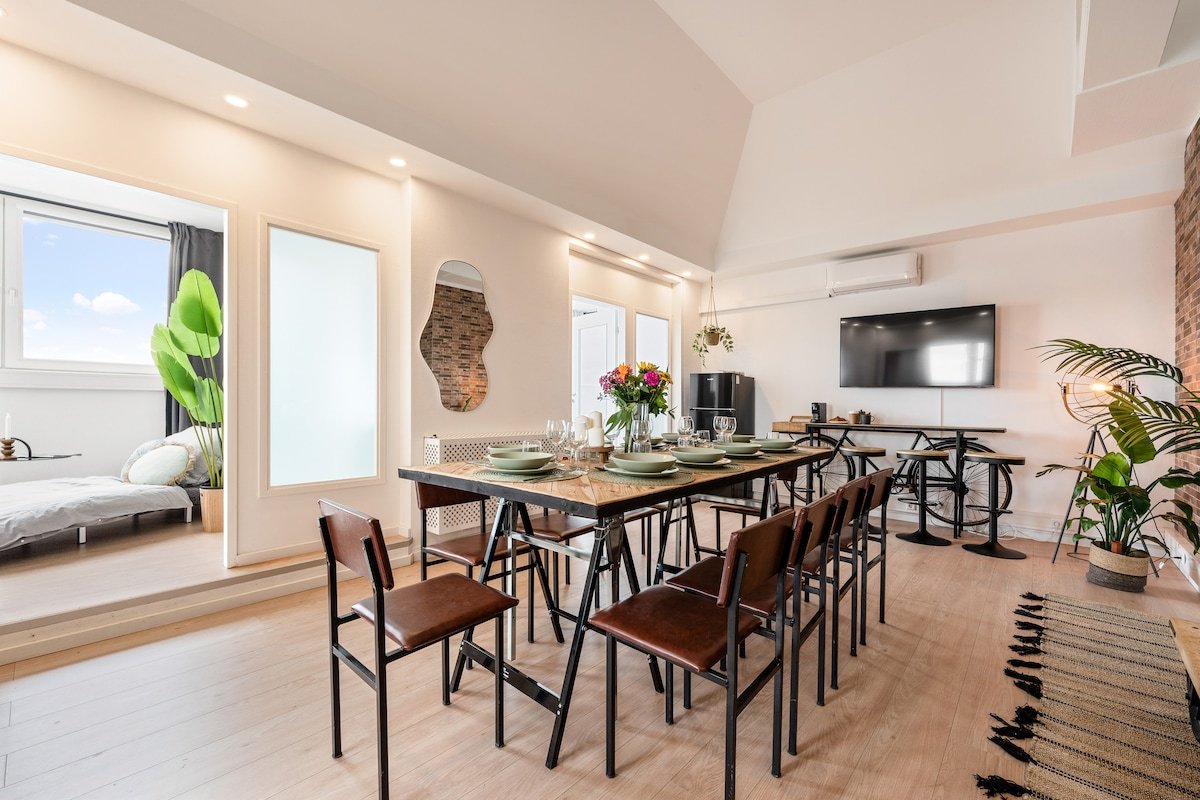 180m2 Urban Loft – Balcony – Parking – 20 pax. gallery image 4